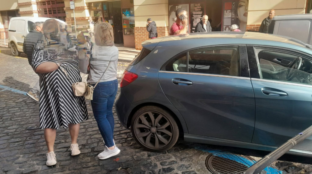 Turistas tentam "reservar" lugar de estacionamento