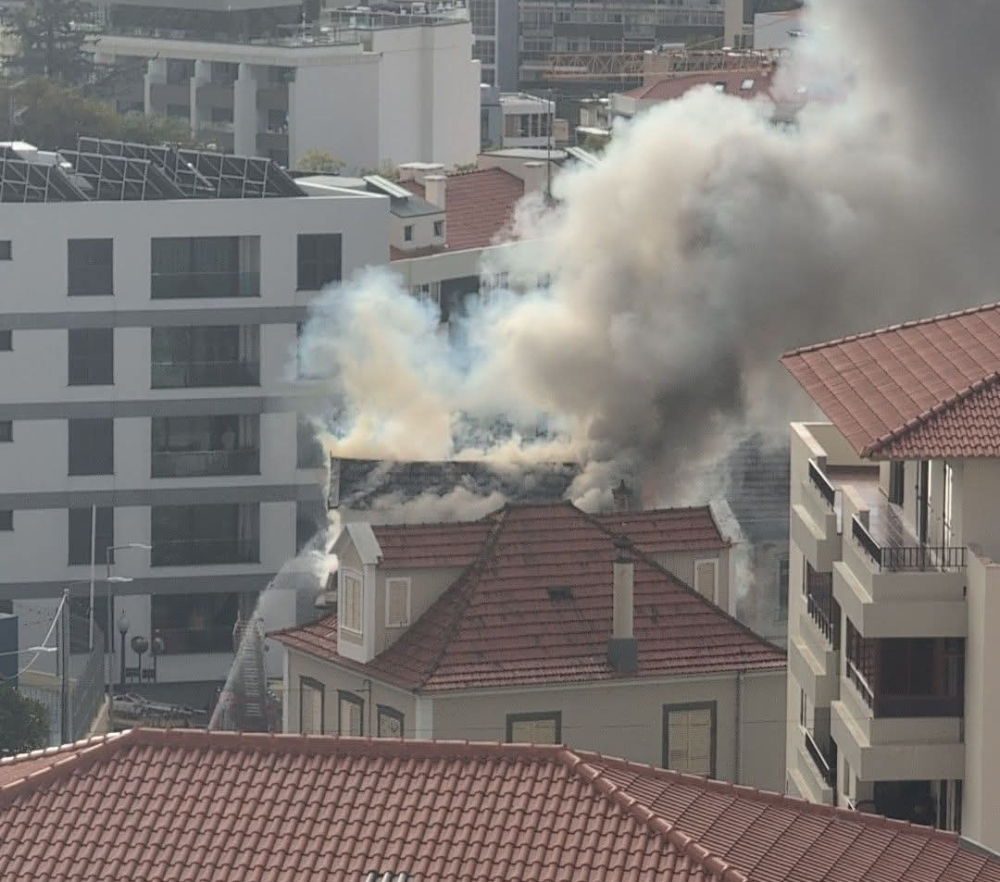 Incêndio em casa na Rua do Pina