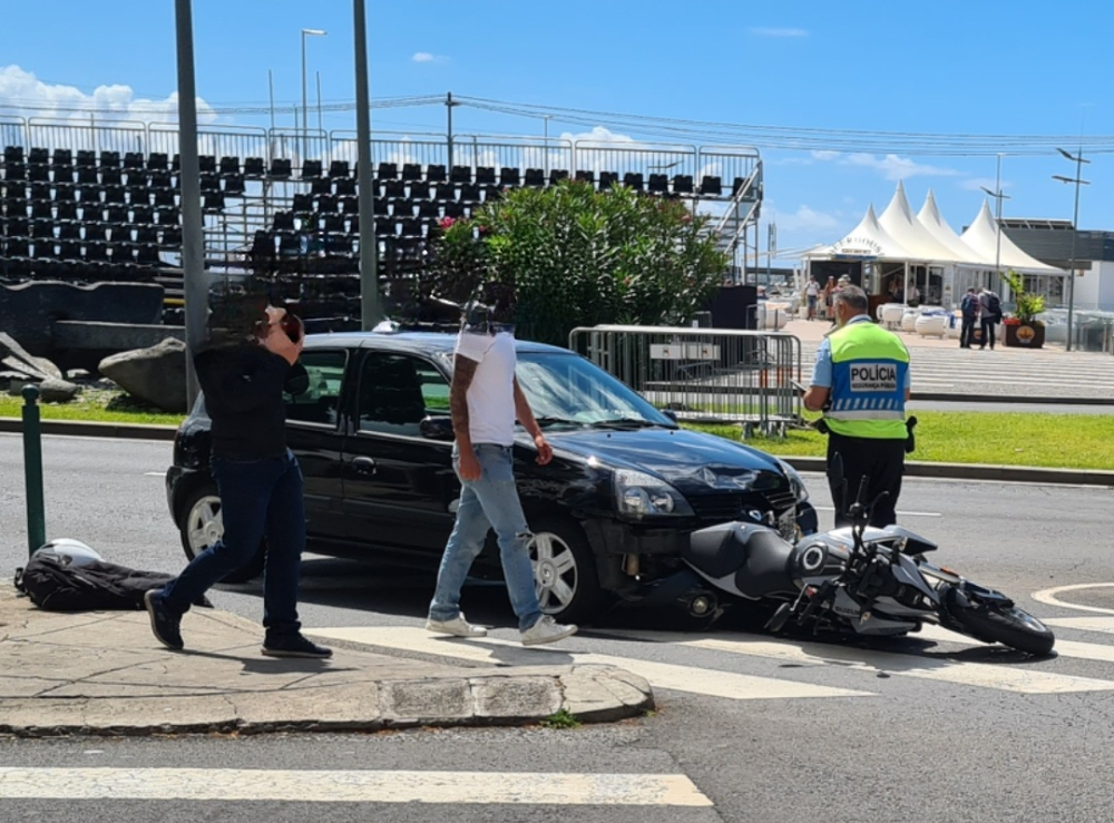 Acidente entre ligeiro e mota junto ao Marina Shopping