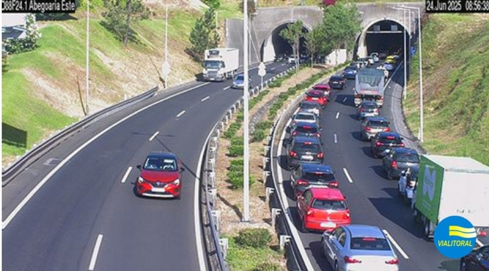 Acidente causa trânsito na Via Rápida