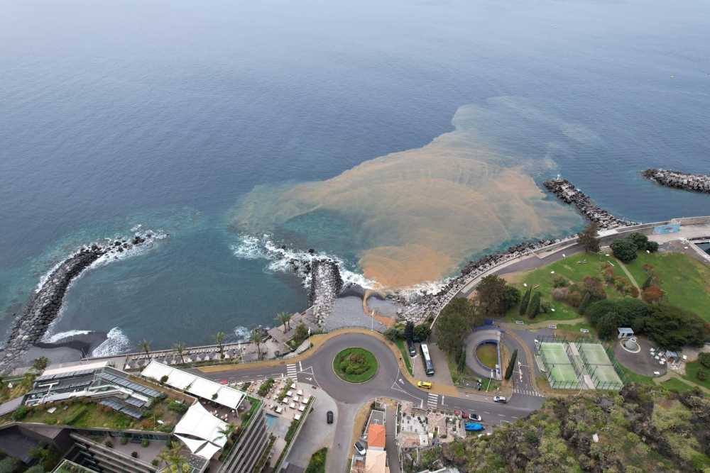 Derrocada na Calheta provoca mancha castanha no mar