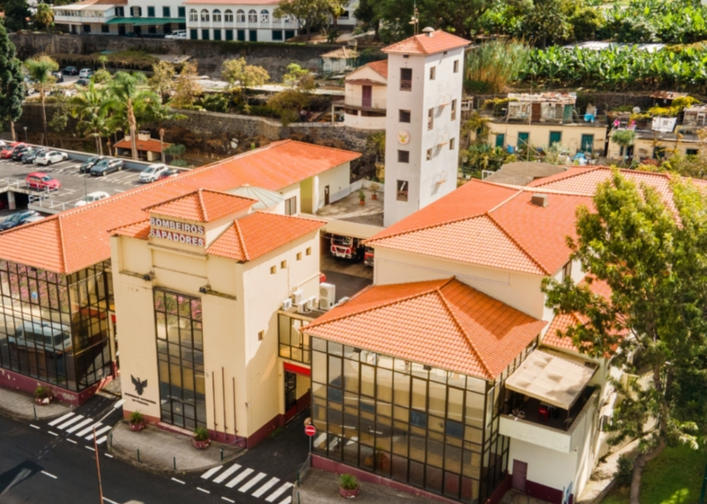 Carro consumido pelas chamas no Funchal