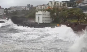 Mar "invade" complexos balneares do Funchal (com v&iacute;deo)