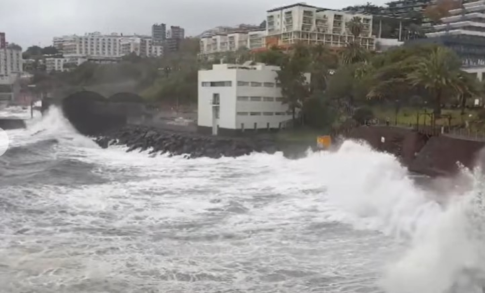 Mar "invade" complexos balneares do Funchal (com vídeo)