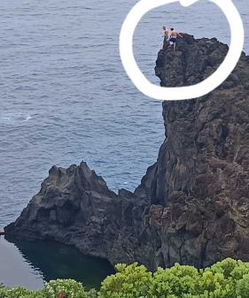 Banhistas sobem ao topo da rocha