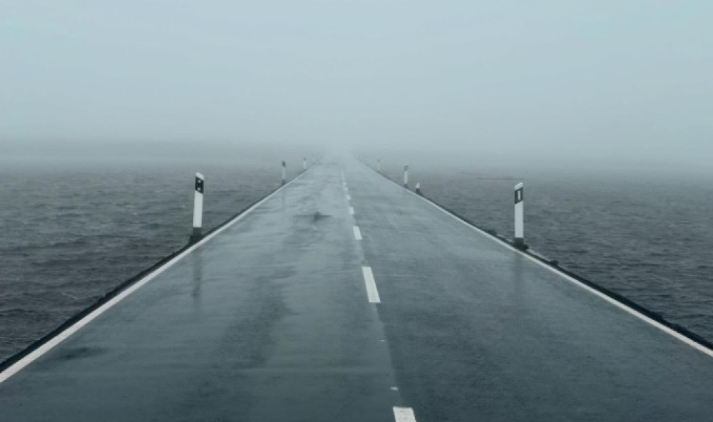 Estrada no "mar" do Paul da Serra