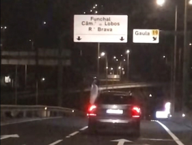 Mulher pendurada em carro na Via R&aacute;pida (com v&iacute;deo)