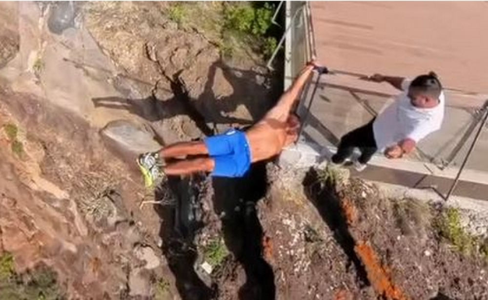 Homem arrisca "bandeira humana" no Miradouro do Rancho
