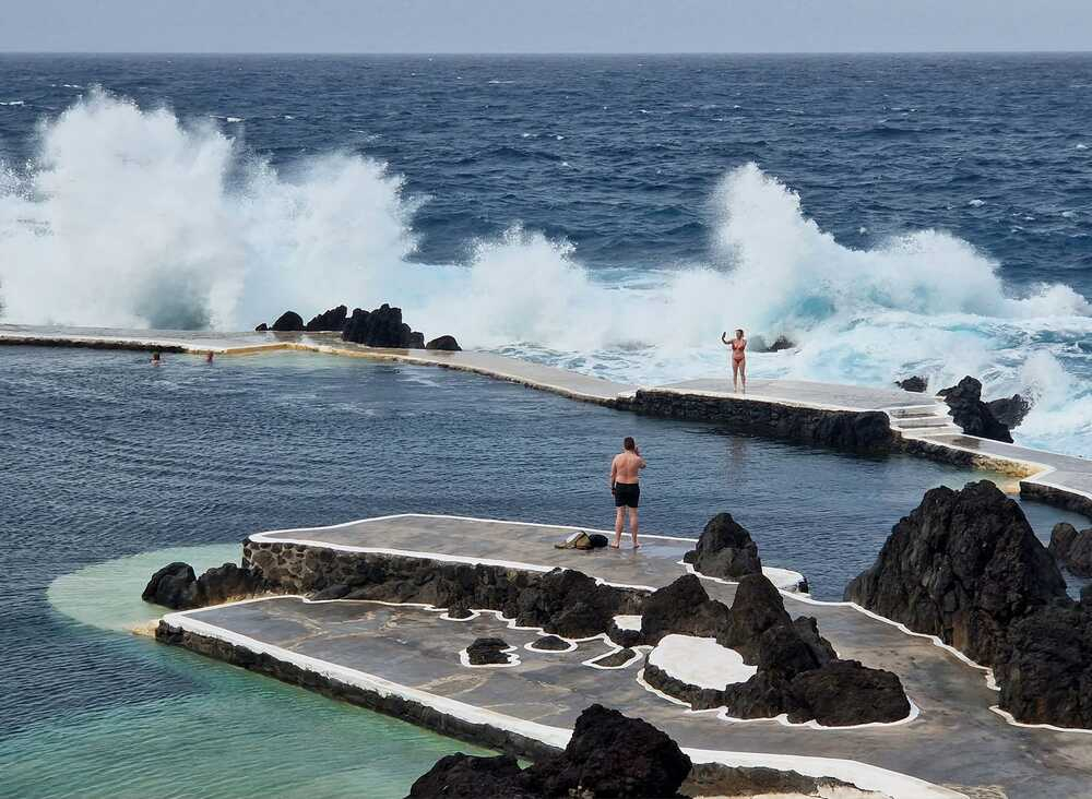 Mulher arrisca foto no mar do Porto Moniz