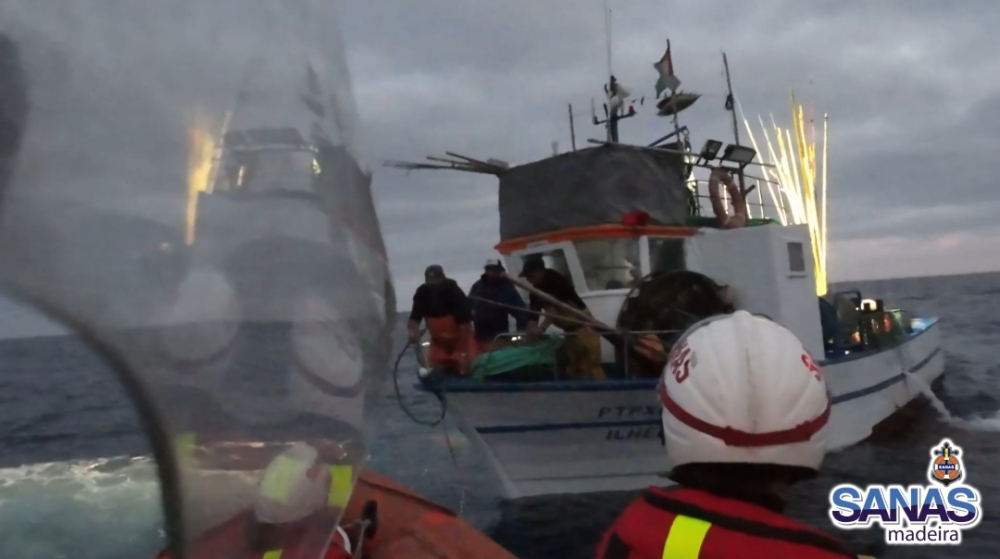 SANAS resgatou 5 pescadores junto às Desertas (com vídeo)