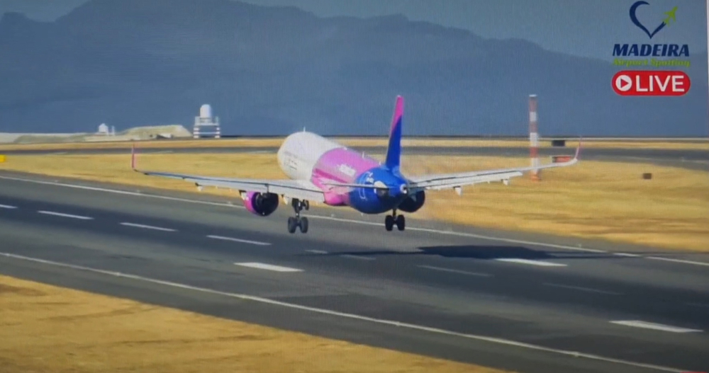 Avião aborta aterragem no último segundo (com vídeo)