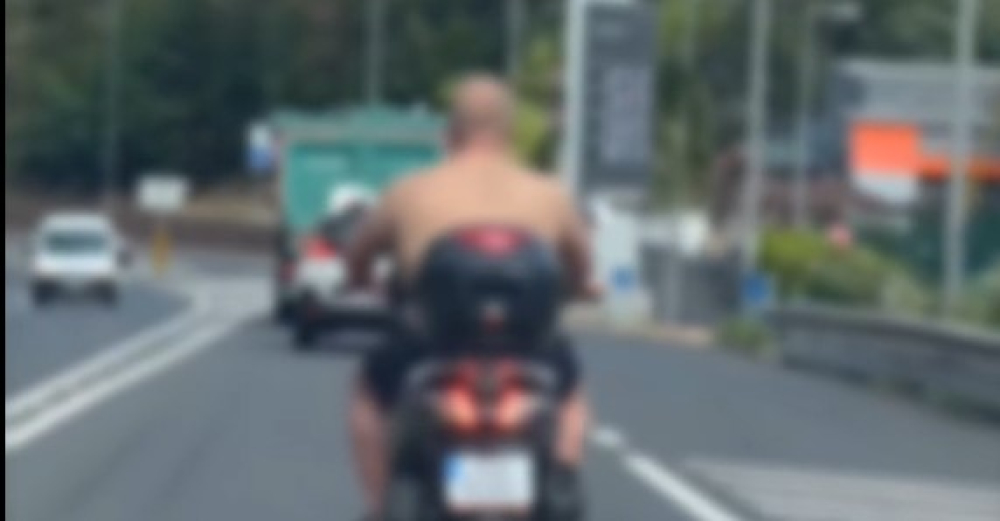 Motociclista sem capacete na Via Expresso