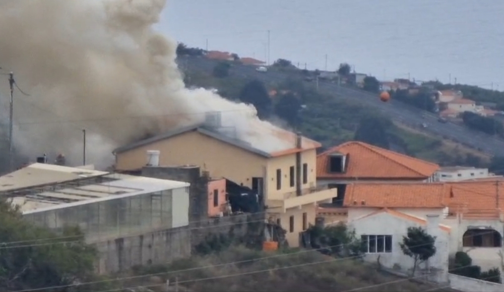 Casa em chamas no Estreito de Câmara de Lobos. Veja o vídeo.