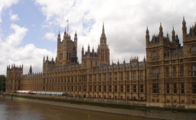 Duas crian&ccedil;as mortas e nove feridas num ataque com faca em Inglaterra