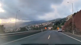 Condutora p&aacute;ra carro na via r&aacute;pida para tirar foto ao por do sol (com v&iacute;deo)
