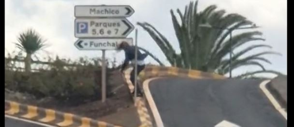 Homem alterado bate várias vezes com a cabeça em placa de trânsito (vídeo)
