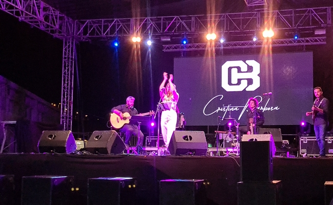 Cristina Barbosa na Gastronómica de Santa Cruz e é aplaudida pela força da voz. Veja o momento.