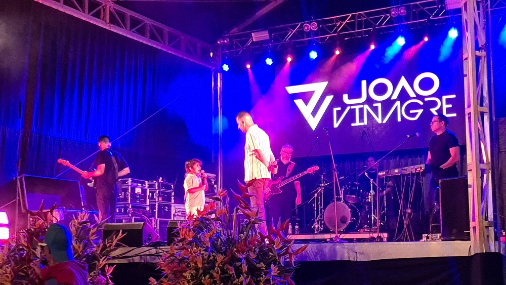 João Vinagre e filho cantam "Papai" (com vídeo)