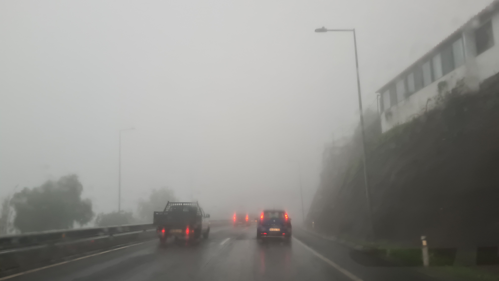 Chuva, vento, nevoeiro e trânsito