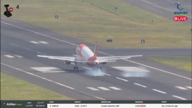 V&iacute;deo: avi&atilde;o toca duas vezes na pista, danifica trem e &eacute; obrigado a divergir