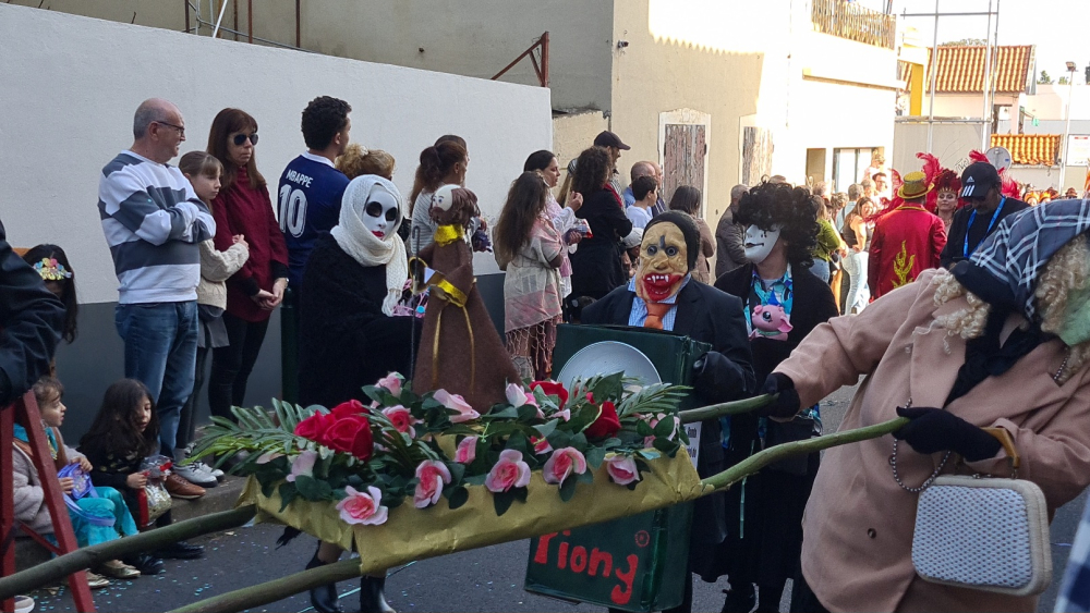 Vídeo: cortejo com crítica à procissão com colunas de som, no Caniço