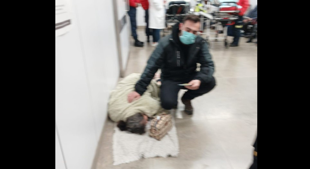 Doente oncológica em fase terminal no chão de um hospital indigna Portugal