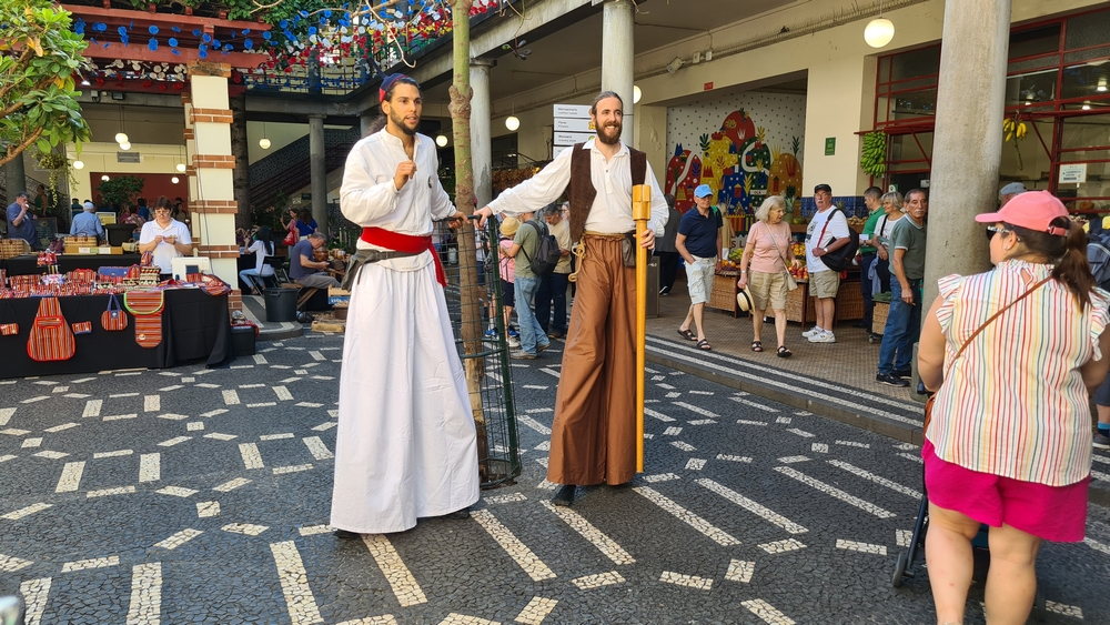 Teatro Bolo do Caco anima mercado no Dia Mundial do Turismo. Veja o vídeo