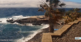 Turista cai para o calhau na Promenade do Cani&ccedil;o
