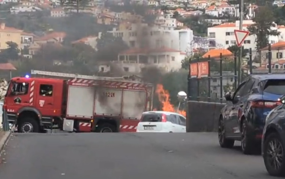 Viatura consumida pelas chamas em Santo António (com vídeo)