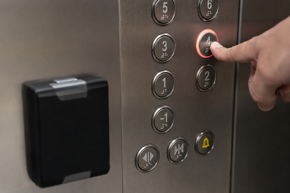 Quatro pessoas "presas" em elevador na Avenida Arriaga