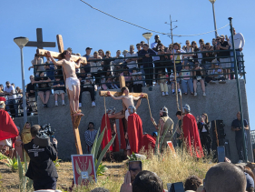 C&acirc;mara de Lobos revive a Paix&atilde;o de Cristo na Sexta-Feira Santa