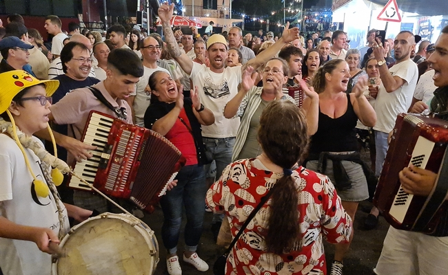 Música popular no arraial de Ponta Delgada. Veja a animação.