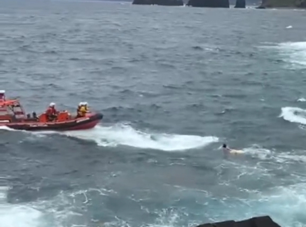 Vídeo mostra resgate de turista no Porto Moniz