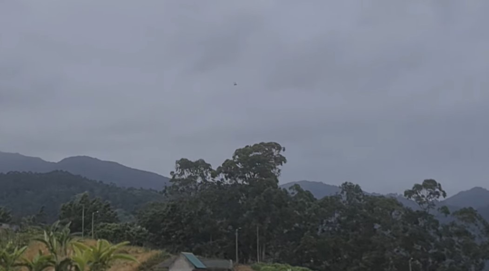 Helicóptero em operação de resgate em Santana