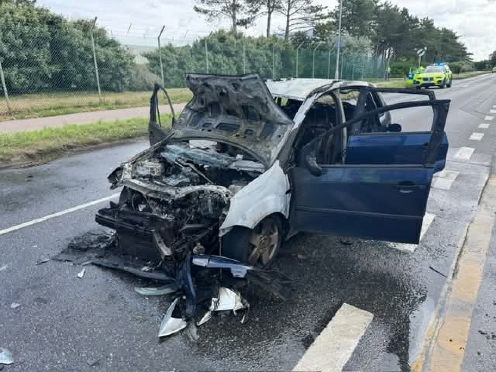 Carro pega fogo em Jersey