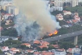 Foguetes podem ter originado inc&ecirc;ndio, suspeitam moradores