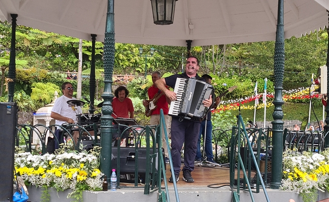 Buzico canta hinos do Marítimo, União e Nacional. Veja o vídeo.