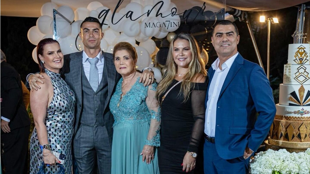 Cristiano Ronaldo escreve " Família é tudo".