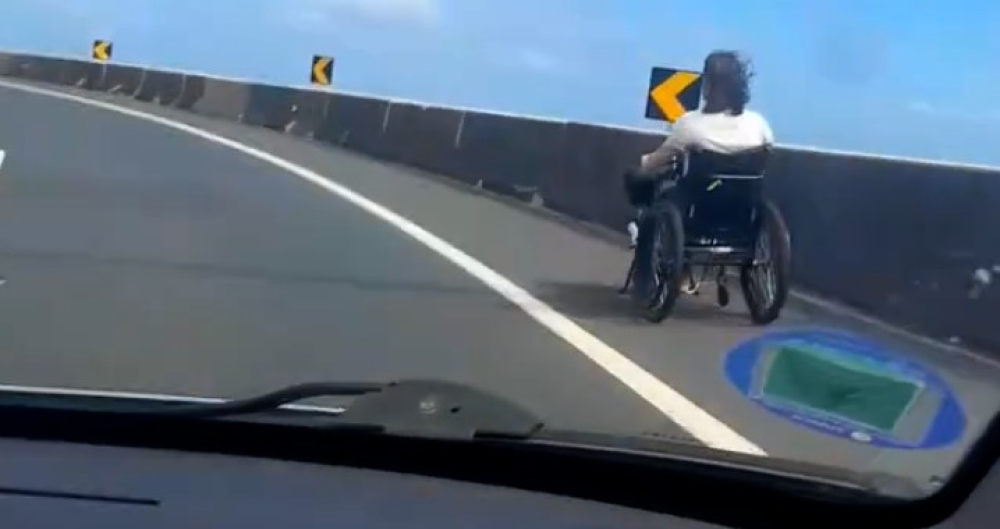 Vídeo mostra homem a circular com cadeira de rodas na via rápida (com vídeo)