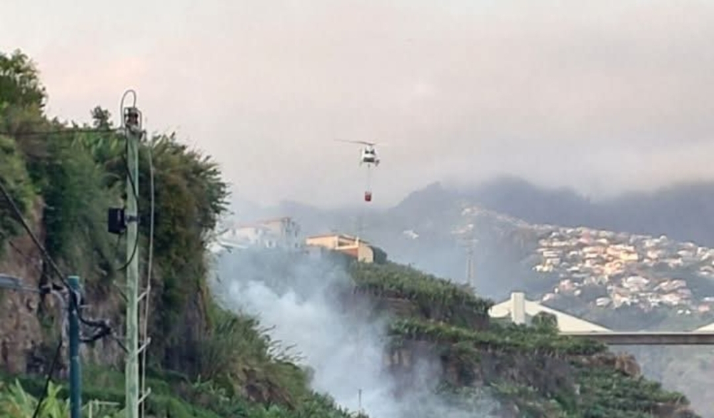 Helicóptero "chamado" a apagar incêndio
