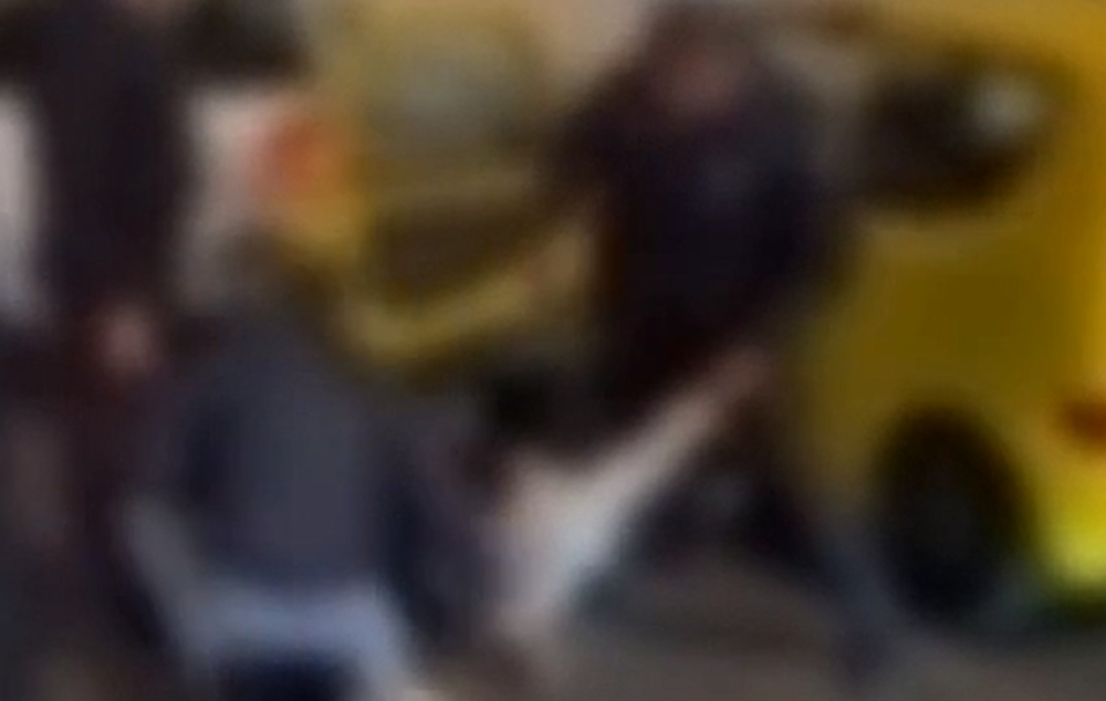 Mulher algemada na Avenida do Mar após ser retirada de viatura (com vídeo)