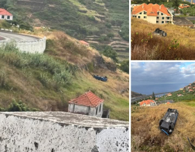 Carro "amanhece" em terreno baldio no Campan&aacute;rio
