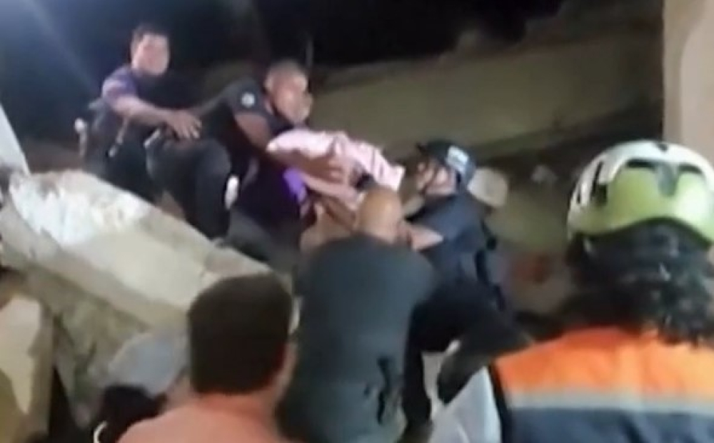 Bebé de 18 dias resgatado com vida sob os escombros na Venezuela (com vídeo)
