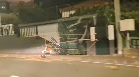 Carro entrou por casa adentro, no Faial