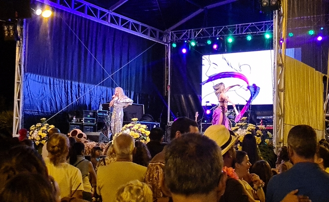 Mónica Sintra canta "Na minha cama com ela". Veja o momento