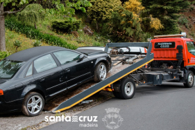 C&acirc;mara de Santa Cruz est&aacute; a remover carros abandonados na via p&uacute;blica