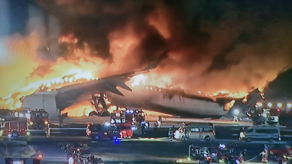 Avião em chamas em Tóquio.