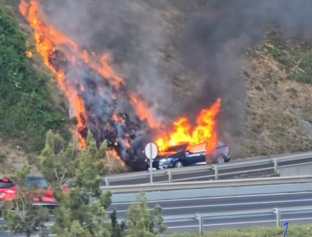 Carro a arder na Via Rápida (com vídeo)