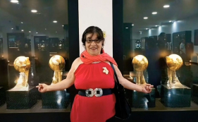 Aldora Gon&ccedil;alves canta "Bolas de Ouro". Veja o momento.