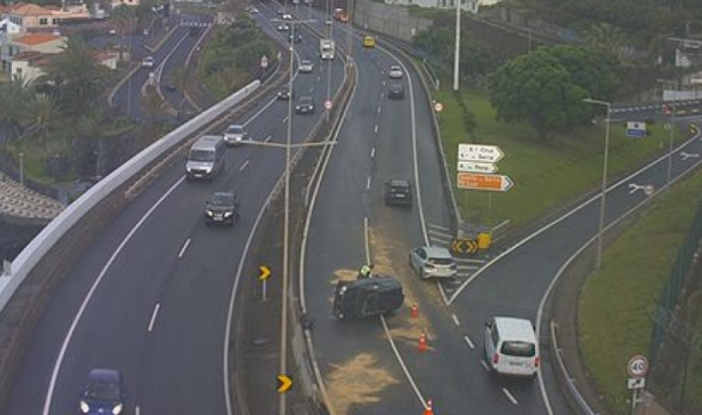 Capotamento na Via Rápida provocou um ferido